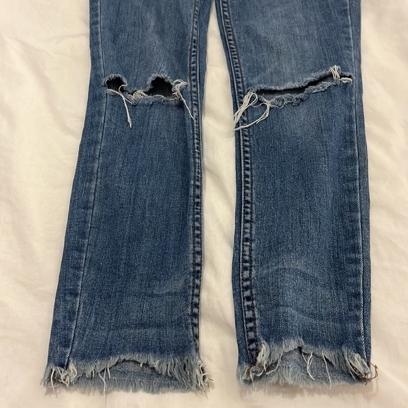 FREE PEOPLE DISTRESSED KNEE SKINNY JEANS - Size 25 - Picture 7 of 10